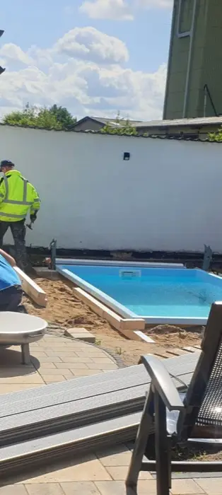 Poolbecken beim Einbau