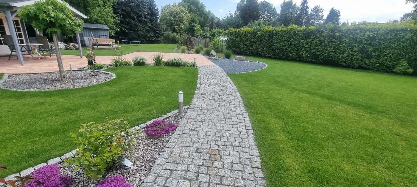 Geschwungener Weg aus Kleinpflaster