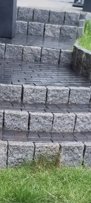 Gartentreppe aus Granitsteinen