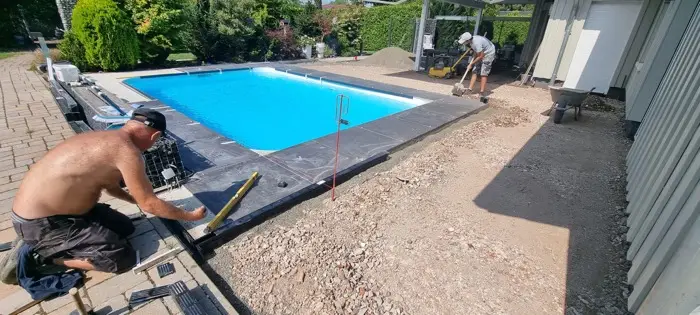 Plattenverlegung rund um den Pool