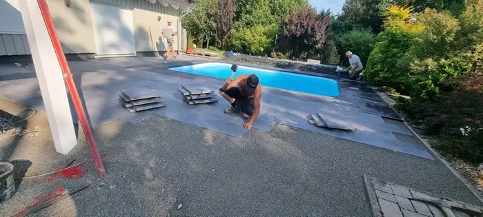 Schotterbett für Poolumrandung