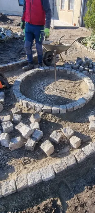 Runde Pflasterfläche im Bau