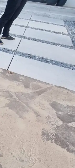 Betonplatten mit Kiesfugen