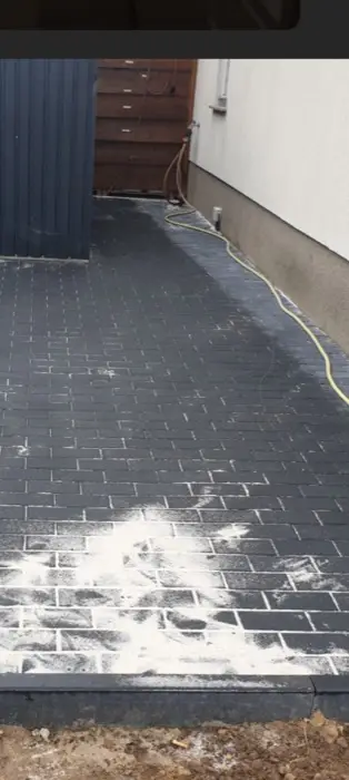 Pflasterfläche vor der Garage