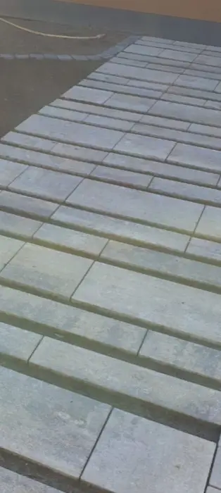 Neu verlegter Plattenweg