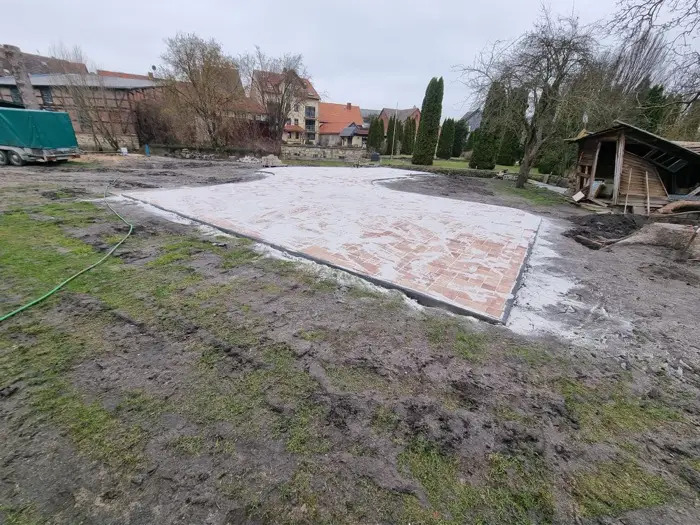 Fertige Bodenplatte im Garten
