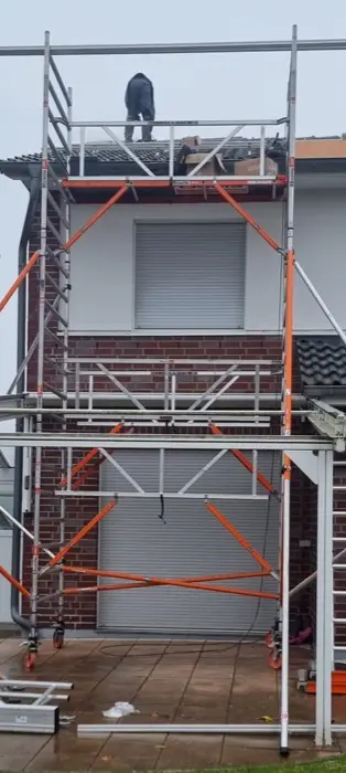 Gerüst für Dacharbeiten am Haus