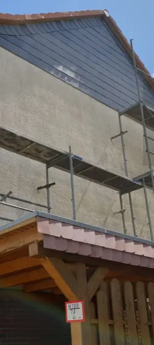 Giebelfassade mit Gerüst