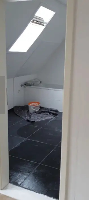 Dachbad mit neuem Fliesenboden