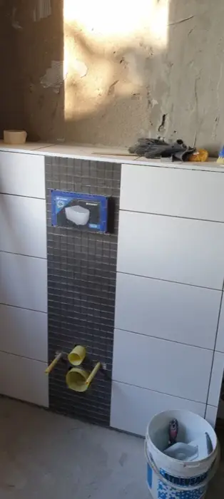 Gefliestes Bad mit Mosaikstreifen