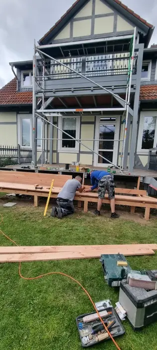 Gerüst am Haus mit Terrassenbau